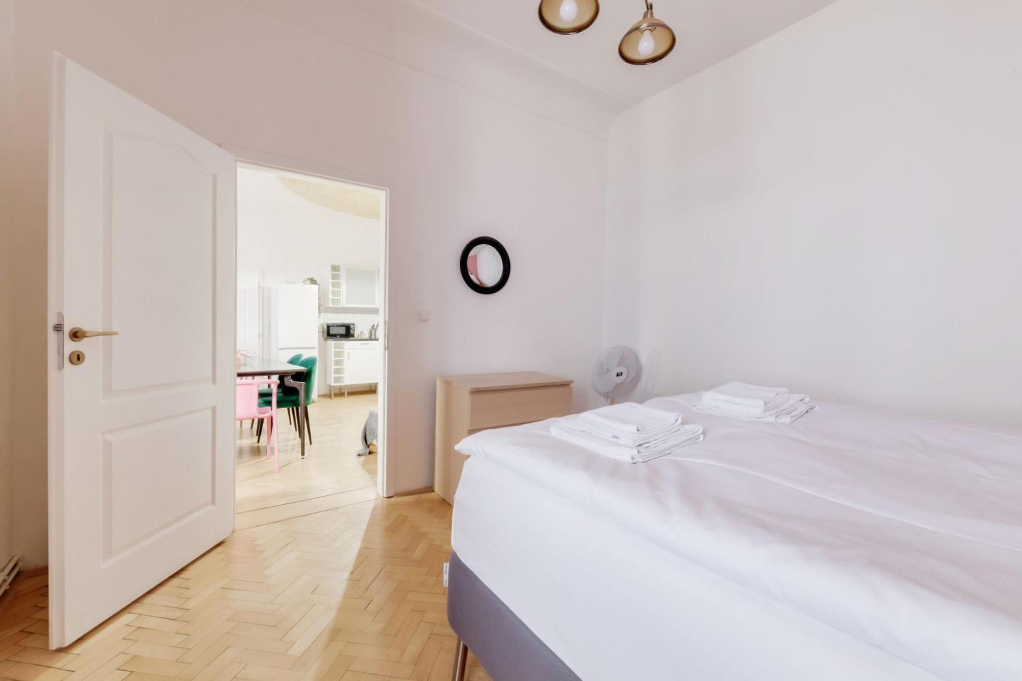 Curiosity Apartments Прага Экстерьер фото